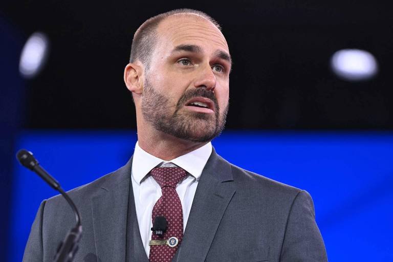 Eduardo Bolsonaro perde cargo de escrivão da PF após processo por abandono de função