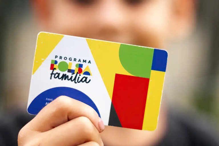 Governo reajusta Bolsa Família em 15% e benefício médio passa a R$ 777