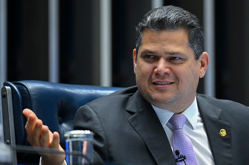 Alcolumbre quer votar fim da escala 6×1 antes do segundo turno, diz ministro