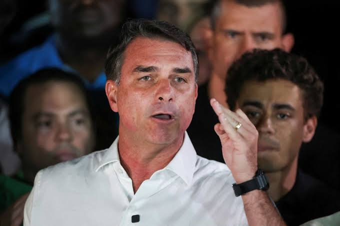 Flávio Bolsonaro pode perder mandato de senador após fuga para os Estados Unidos? Entenda a situação