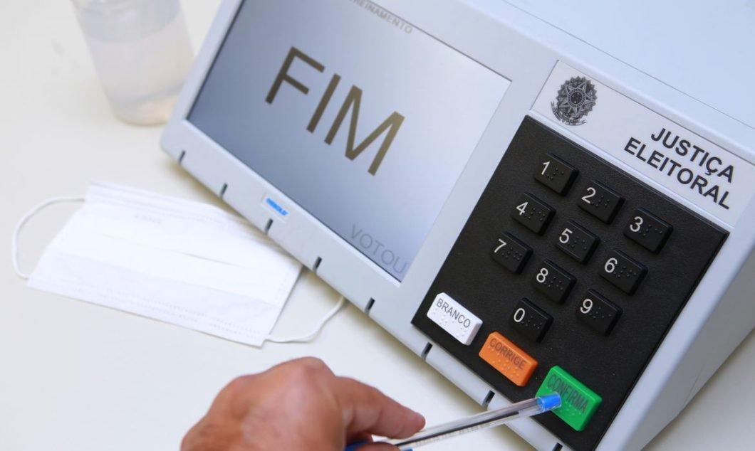 Mais de 158 milhões vão às urnas neste domingo; votação termina às 17h