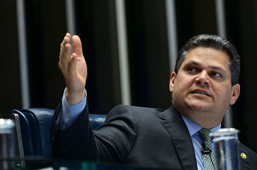 Alcolumbre articula reeleição no Senado e enfrenta resistência do PL de Flávio Bolsonaro