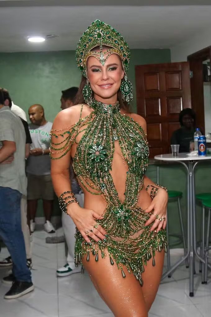 Paolla Oliveira é coroada rainha de bateria da Imperatriz Leopoldinense em noite de festa