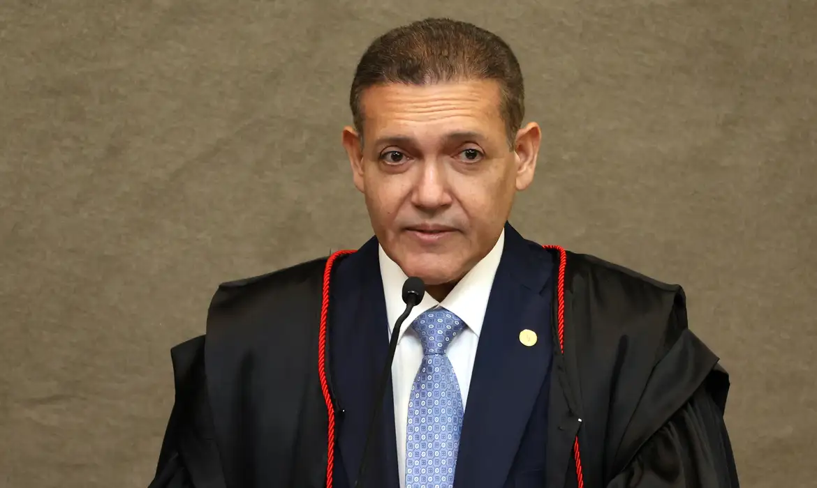 TSE interrompe totalização das urnas para evitar influência sobre eleitores que ainda vão votar