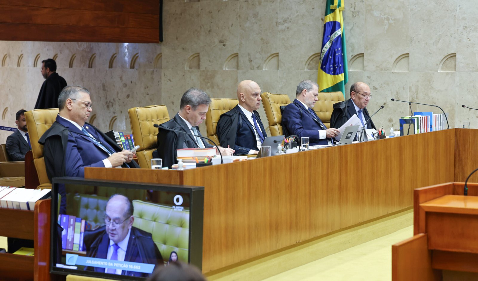 STF descarta anulação das eleições, e TSE reúne dados sobre votação após as 17h
