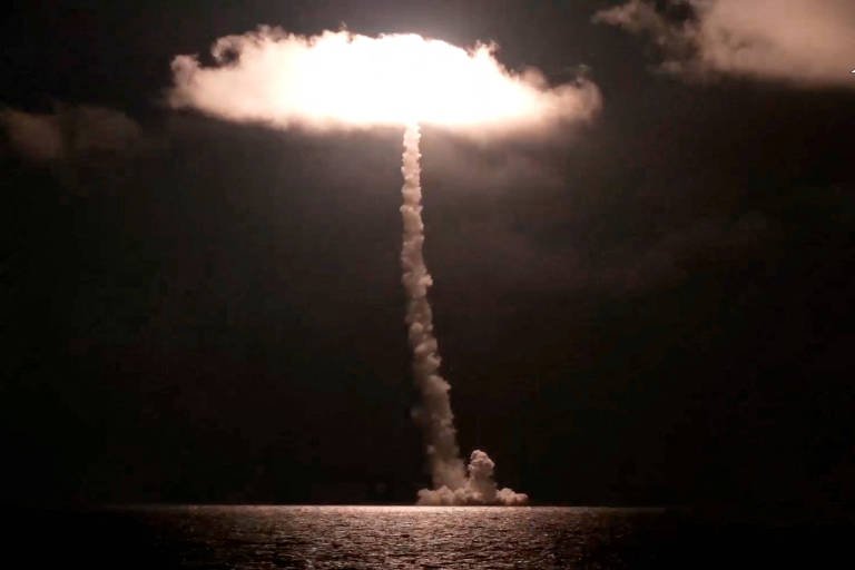 Rússia testa míssil nuclear intercontinental lançado de submarino