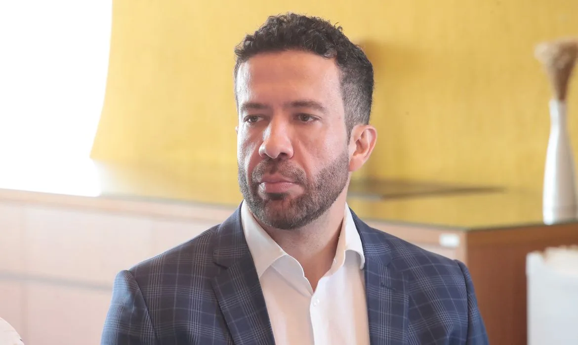 André Janones é internado na UTI após apresentar arritmia cardíaca depois de debate