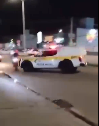 Vídeo mostra viatura cruzando canteiro e atingindo motociclista em comemoração das eleições
