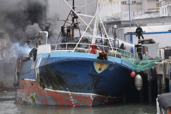 Barco pega fogo durante manutenção e mobiliza Corpo de Bombeiros em Natal