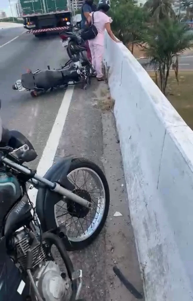 Jovem cai de viaduto próximo à UFRN após possível estouro de pneu da moto
