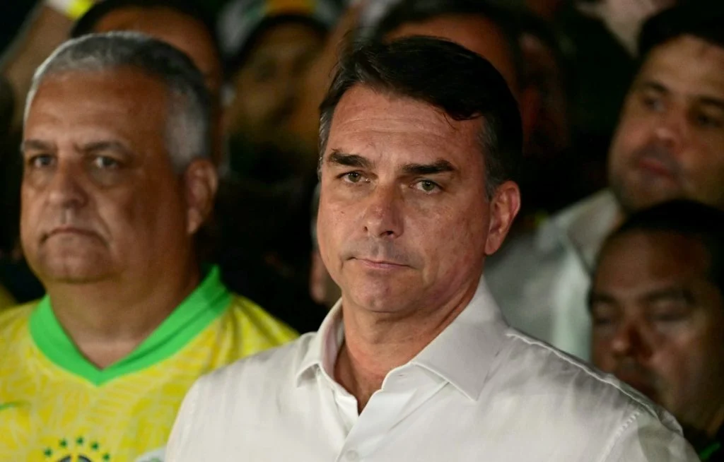 Moraes manda PF recolher passaportes de Flávio Bolsonaro após declaração de Eduardo sobre deixar o país