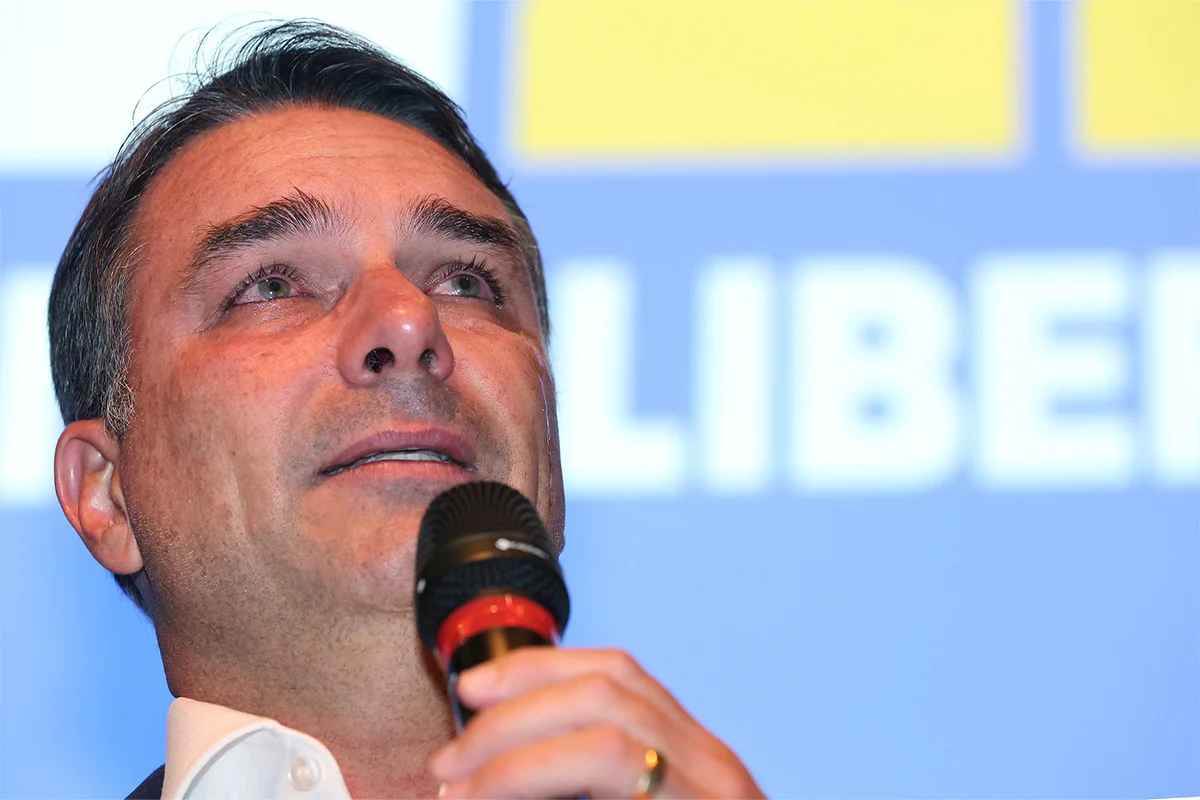Após fugir do Brasil, Flávio se declara presidente eleito, apaga publicação e muda discurso