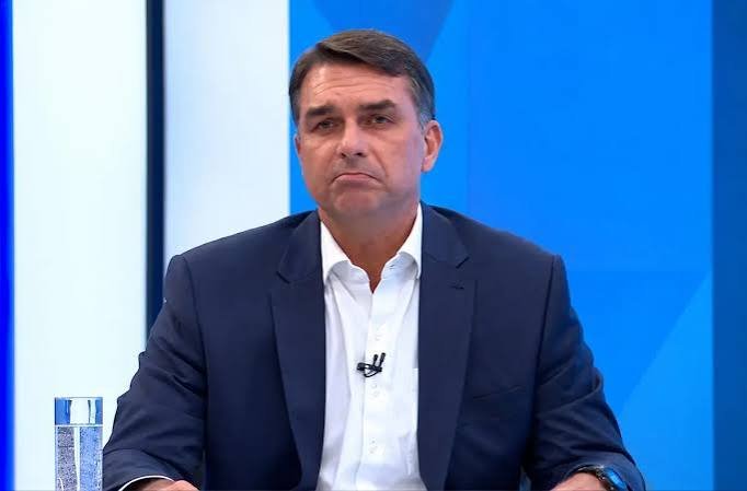 Flávio Bolsonaro segue para a Argentina antes de viajar aos EUA; Aliados desmetem a informação