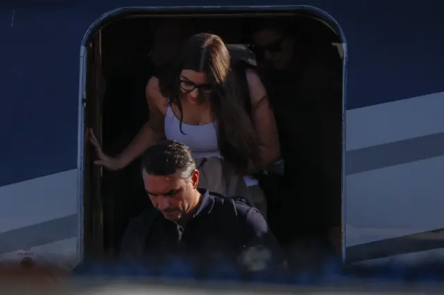 Flávio Bolsonaro chega aos Estados Unidos após viagem de jatinho com escala no Equador