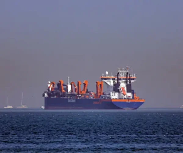 Ataques atingem três navios de carga no Estreito de Ormuz, rota estratégica do petróleo