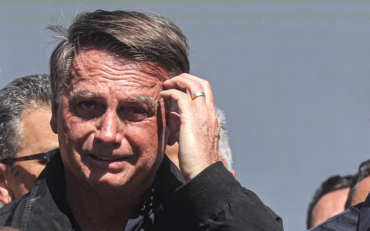 Moraes decreta prisão domiciliar de Bolsonaro por burlar restrições e instigar ataques ao STF