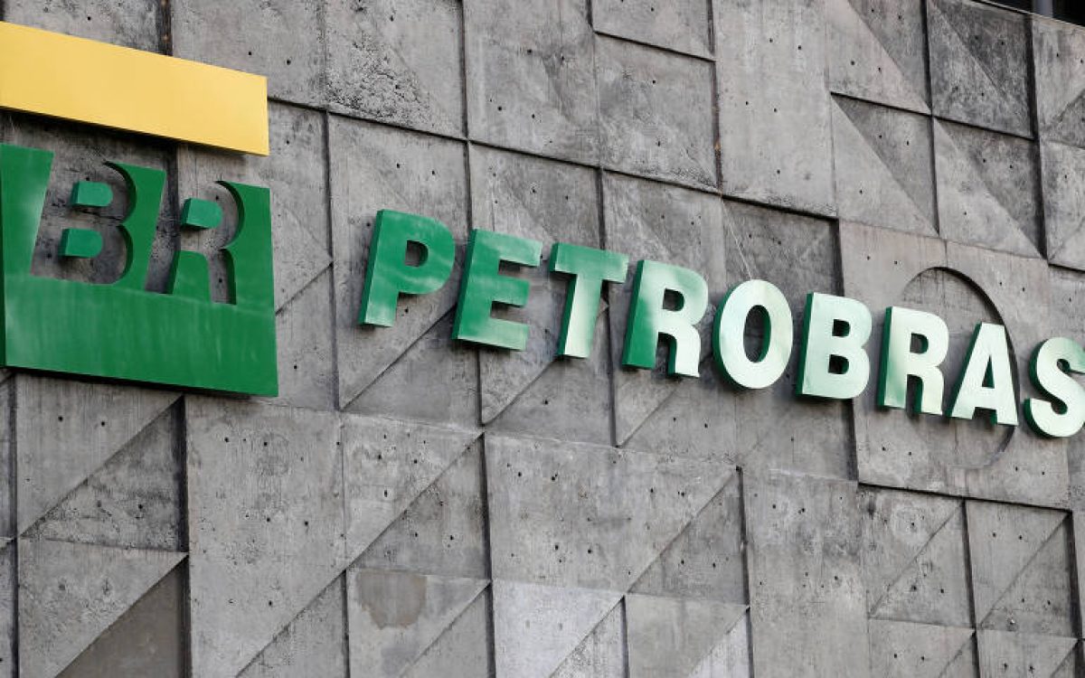 Petrobras tem prejuízo de R$ 17 bilhões no 4º trimestre e lucro anual despenca