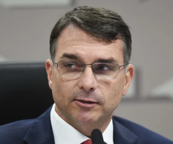Flávio Bolsonaro afirma ter sido indicado pelo pai para disputar a Presidência em 2026