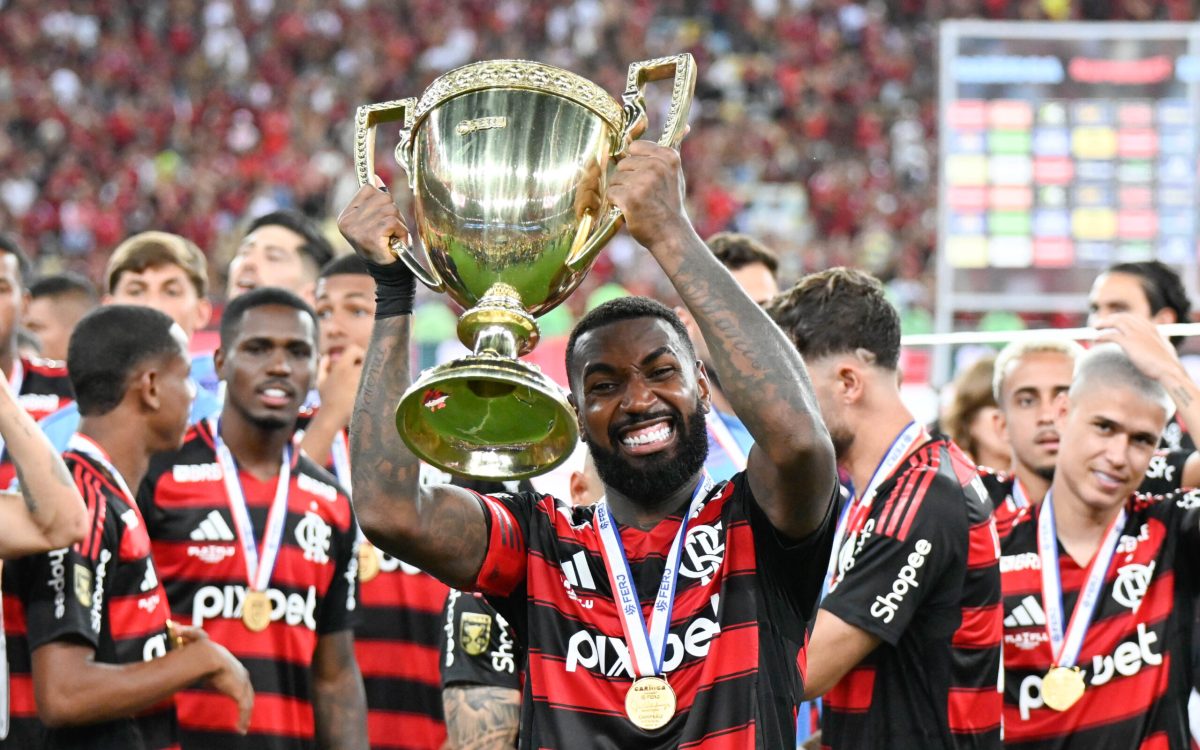 Gerson com a Taça  durante Flamengo x Fluminense realizada no Maracanã pelo segundo jogo da final do Campeonato Carioca 2025, na tarde deste domingo (16), no Rio de Janeiro, RJ.