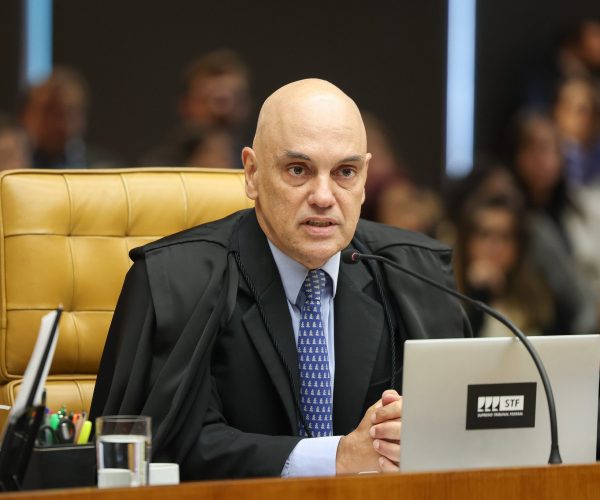 Moraes pede explicações à defesa de Bolsonaro após fala de Eduardo