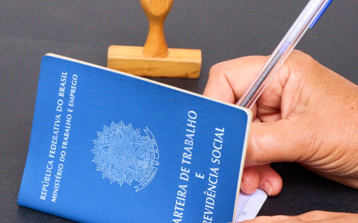 Brasil registra taxa de desemprego de 5,6% em julho, menor nível da série histórica do IBGE
