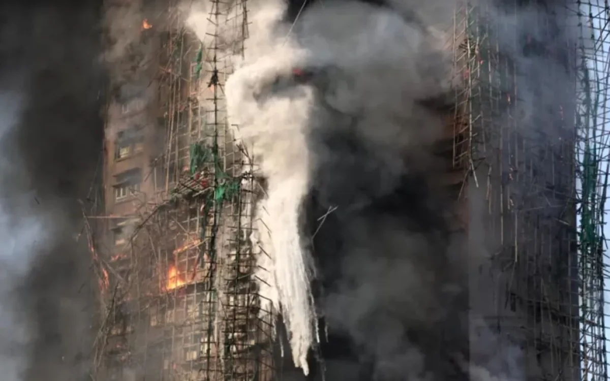 Incêndio em arranha-céus de Hong Kong é controlado após dois dias e número de mortos chega a 128