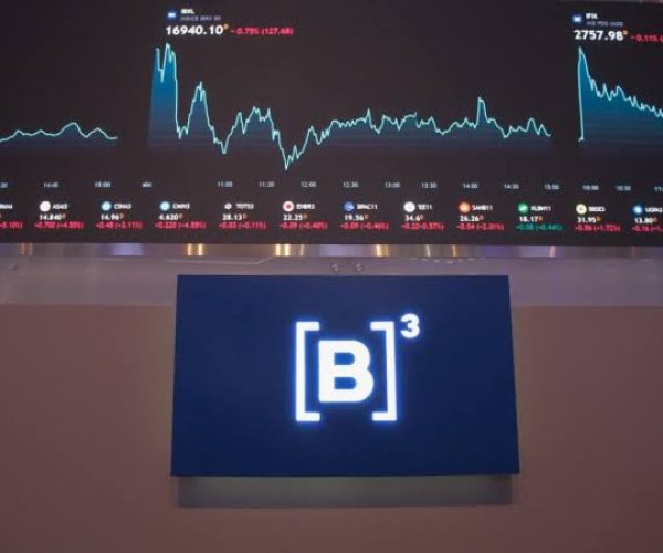 Ibovespa atinge novo recorde acima de 140 mil pontos; dólar cai para menor valor em mais de um ano