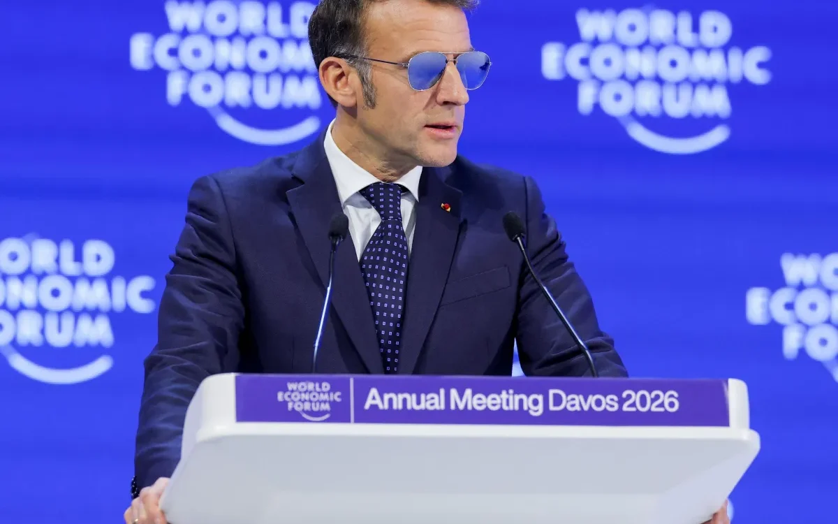 De óculos escuros, Macron critica pressão internacional e faz alerta em Davos
