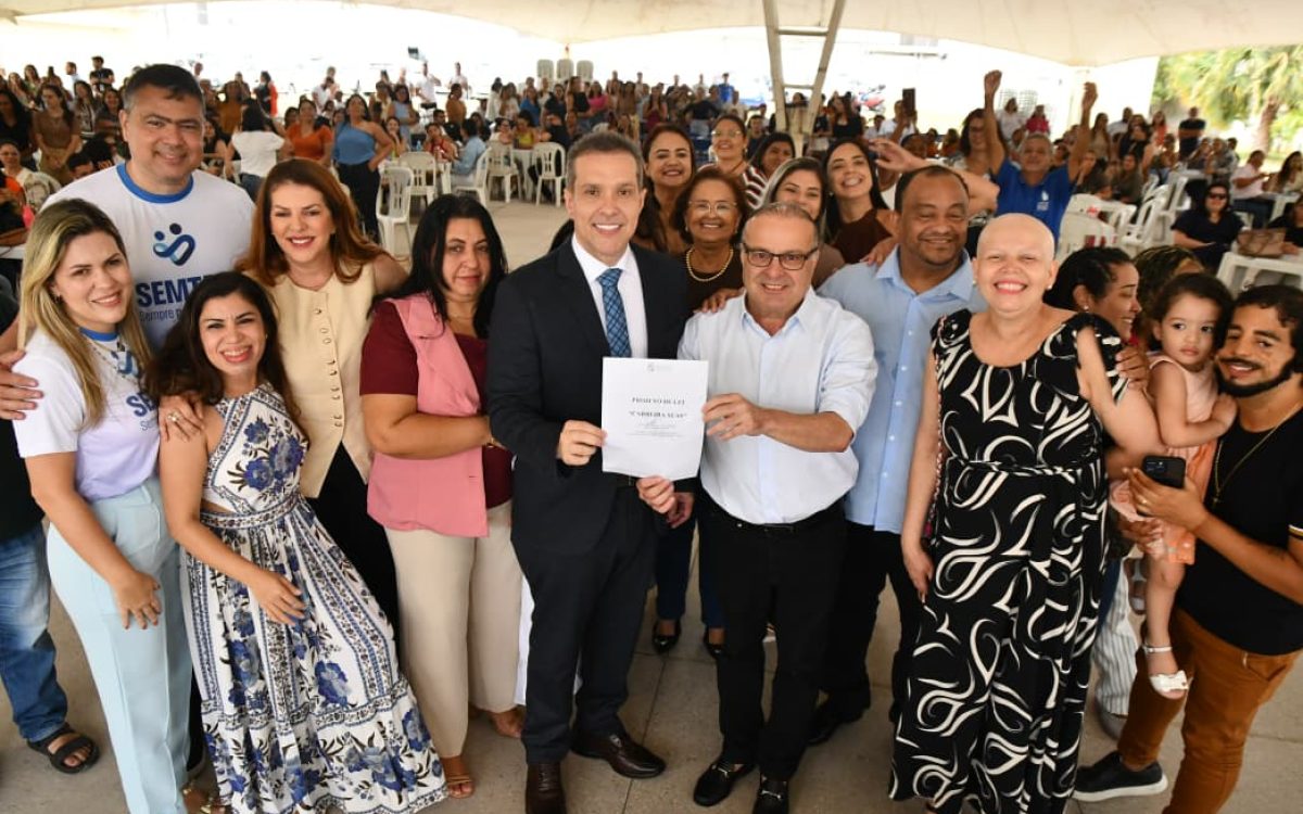 Eriko Jácome recebe de Paulinho Freire projeto que regulariza a Carreira SUAS dos servidores da assistência social