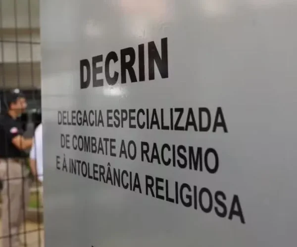 Turista é presa por suspeita de injúria racial contra comerciante no Pelourinho