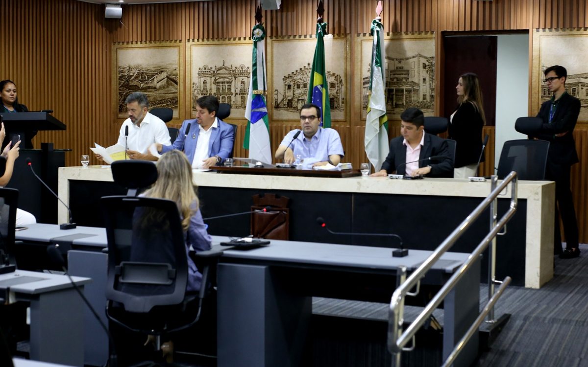 Comissão aprova lei para autoescolas oferecerem carros adaptados