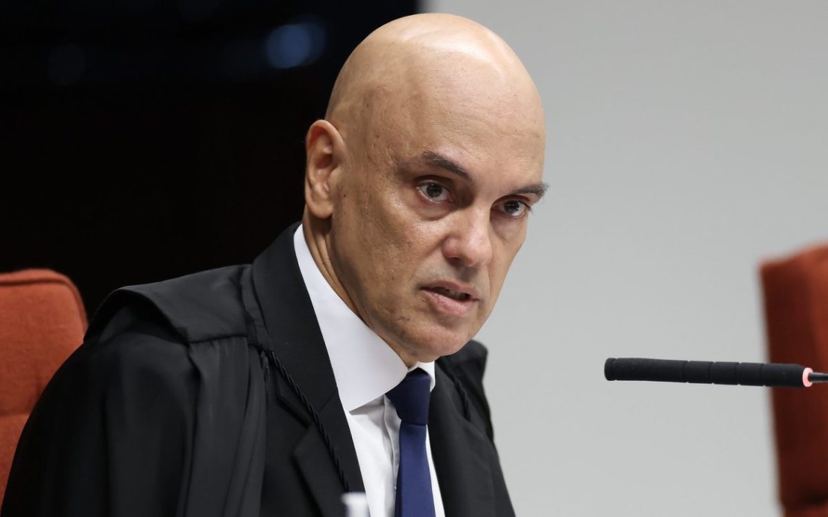 Moraes intima defesa de Bolsonaro a esclarecer uso de celular por Nikolas Ferreira durante visita