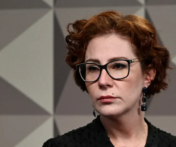 Justiça da Itália aponta dúvidas sobre imparcialidade do STF e mantém Carla Zambelli em liberdade