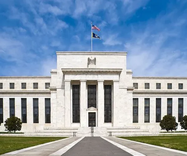 Banco central dos EUA mantém juros e cita guerra no Oriente Médio como fator de risco