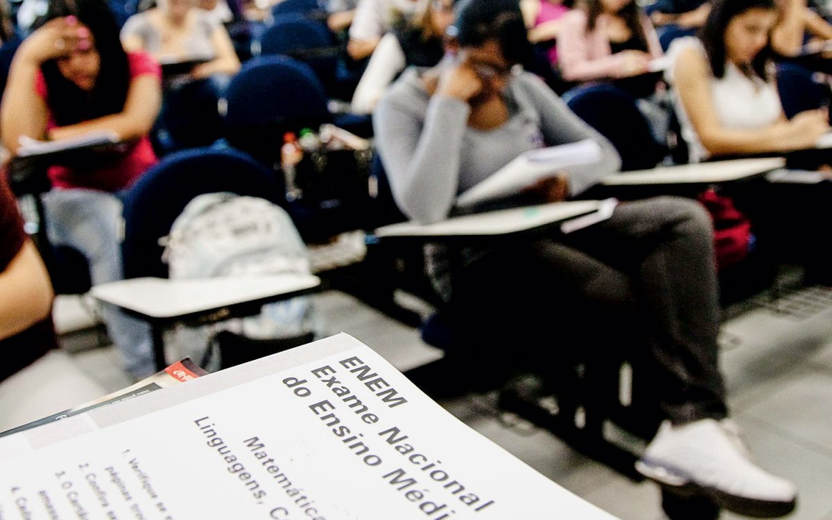 Alunos do sistema de ensino COC fazem simulado do Enem.