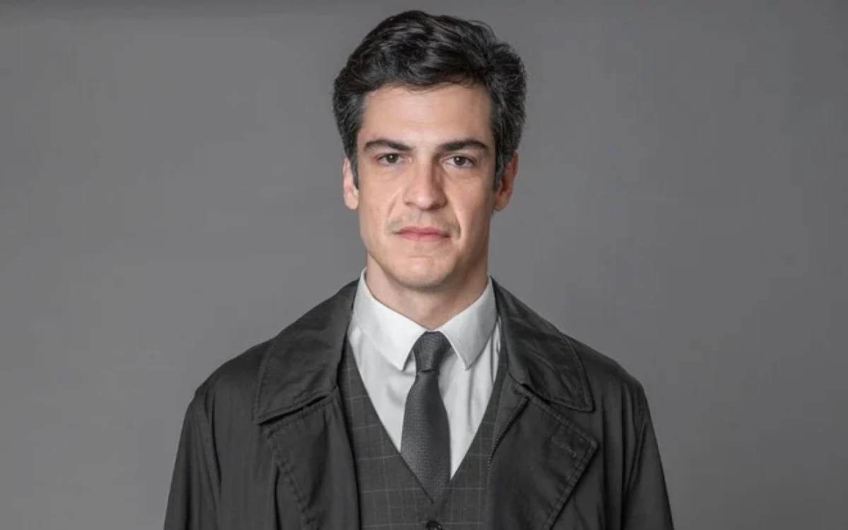 Mateus Solano derruba celular de espectadora durante peça e gera polêmica