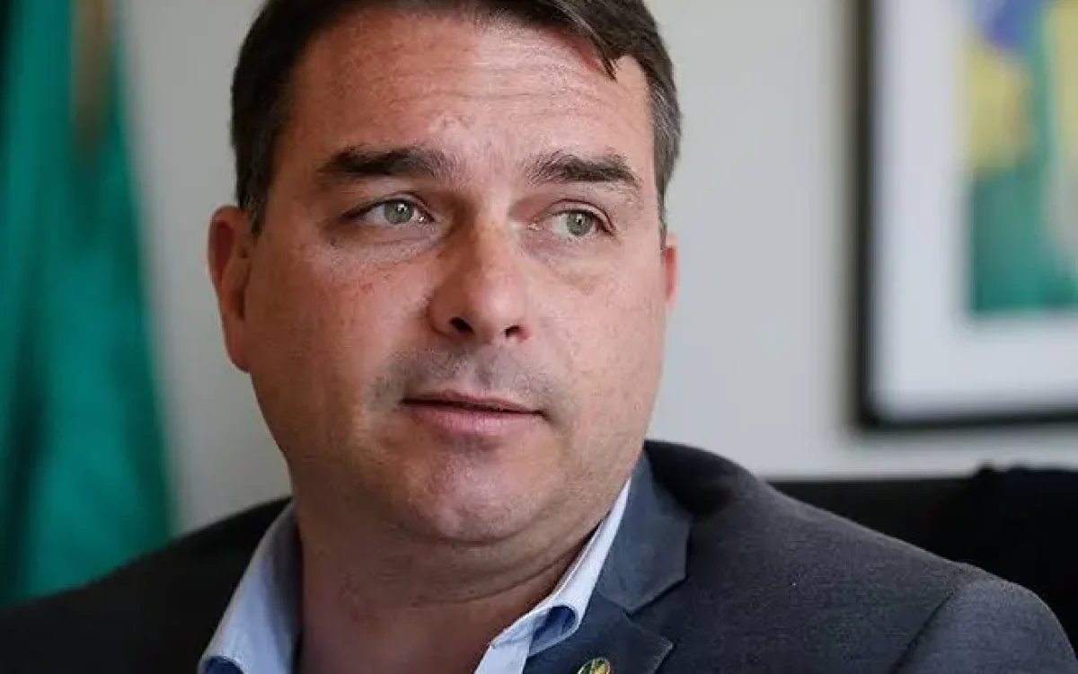 Flávio Bolsonaro mantém pré-candidatura e cita avanço em pesquisa eleitoral