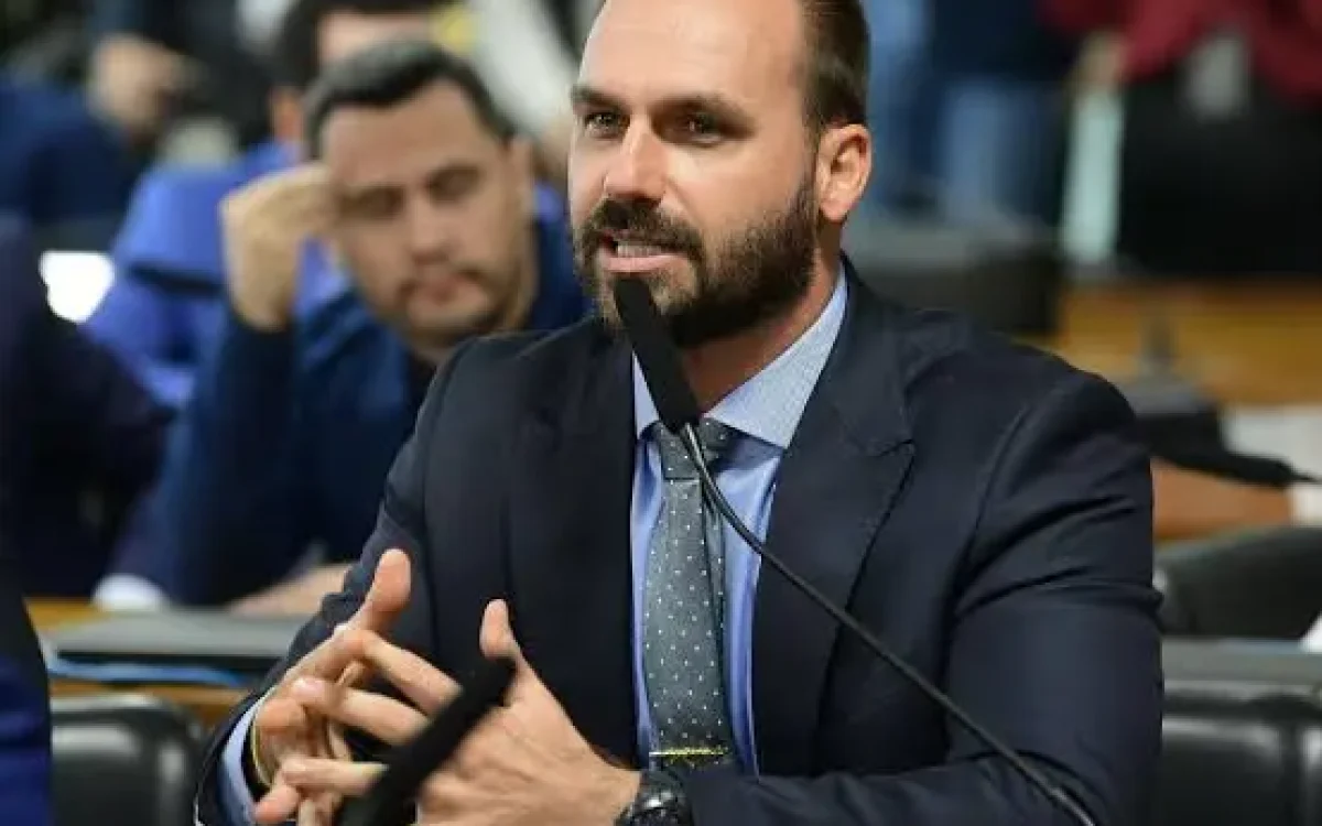 Moraes autoriza notificação por edital de Eduardo Bolsonaro, que está no exterior