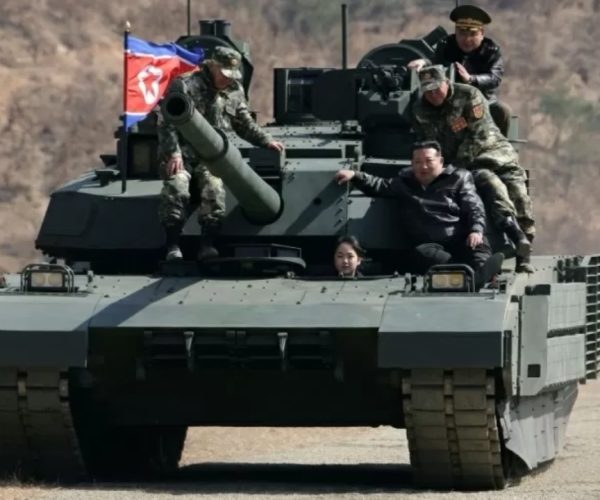 Kim Jong-un aparece com filha em tanque e reforça especulações sobre sucessão
