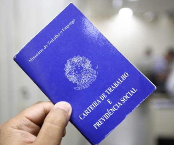Desemprego cai para 5,6% e atinge menor nível da série para trimestre encerrado em maio