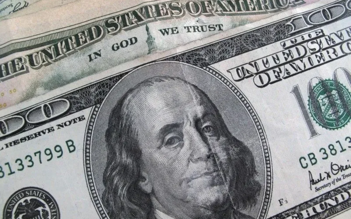 Ibovespa fecha em queda e dólar sobe com nova onda de preocupações fiscais